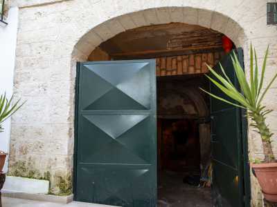Ci ritroviamo cos� davanti a un portone verde e anonimo, ma � proprio dietro di esso che si celano circa cento metri di sotterranei in cui anticamente si producevano pane, olio e vino